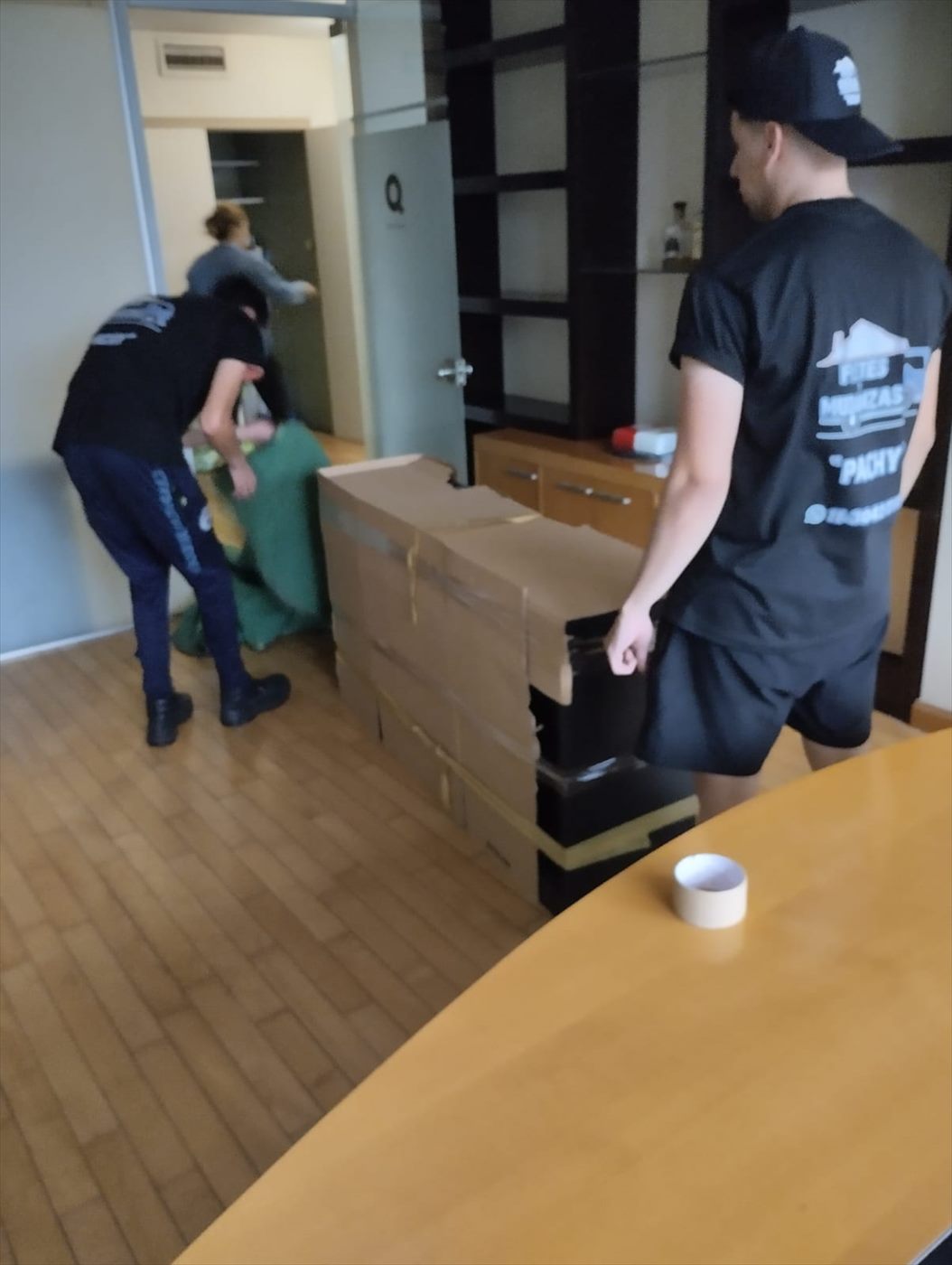 Equipo de Fletes Pachy trabajando durante una mudanza